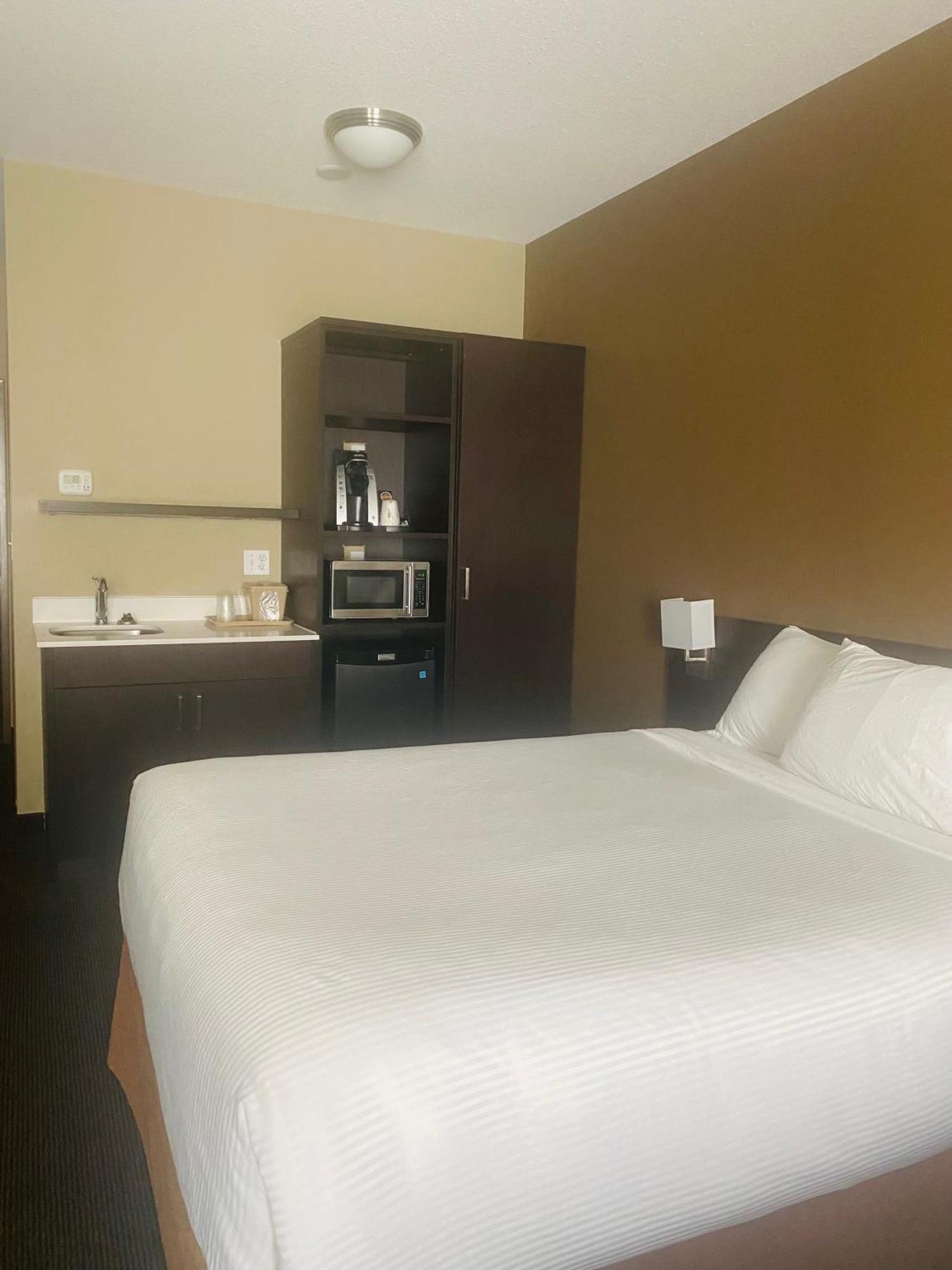 Microtel Inn & Suites By Wyndham Whitecourt Luaran gambar